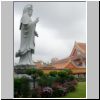 Kong Meng San Phor Kark See Tempel in Bishan - die Statue von Guanyin (Avalokiteshvara) Bodhisattva, rechts die Gedenkhalle des Venerable Hong Choon