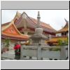 Kong Meng San Phor Kark See Tempel in Bishan - vorne die Stupa und hinten die Gedenkhalle des Venerable Hong Choon