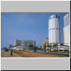 Colombo - ende der Promenade Galle Face Green und Blick nach Norden (Stadtteil Fort), versch. Hotels, im Hintergrund ein altes Uhrturm (Clock Tower), rechts davon Ceylinco-Haus (gelb)