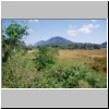 Landschaft bei Kurunegala, im Hintergrund typische Granitfelsen