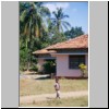 bei Kurunegala, ein Kind vor dem Haus