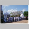 Anuradhapura - eine Schulklasse vor der Ruvanweli-Seya-Dagoba