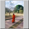 Anuradhapura - eine buddhistische None auf dem Weg zum heiligen Bo-Baum Sri Maha Bodhi