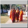 Anuradhapura - buddhistische Mönche auf dem Weg zum heiligen Bo-Baum Sri Maha Bodhi