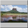 Sigiriya - Felsen mit der Ruine der Bergfestung (Südseite) und ein verlandeter Stausee