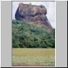 Sigiriya - Felsen mit der Ruine der Bergfestung (Südseite) und ein verlandeter Stausee
