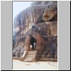 Sigiriya - Löwenterrasse an der Nordseite des Sigiriya-Felsens mit zwei monumentalen Löwenpranken sowie die Treppe zum Gipfelplateau