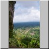 Sigiriya - Blick von der Löwenterrasse des Sigiriya-Felsens nach Westen, unten die Gartenanlage der Bergfestung