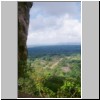 Sigiriya - Blick von der Löwenterrasse des Sigiriya-Felsens nach Westen, unten die Gartenanlage der Bergfestung