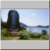 bei Polonnaruwa - eine moderne Buddha-Statue an einem Stausee
