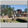 Polonnaruwa - Statue eines unbekannten Königs, dahinter der Vatadage-Rundtempel