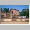 Polonnaruwa - Vatadage-Rundtempel mit einer Buddha-Statue, vorne zwei Wächterstelen (Westeingang)