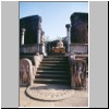 Polonnaruwa - eine Buddha-Statue im Vatadage-Rundtempel, vorne ein Mondstein und zwei Wächterstelen (Nordeingang)