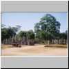 Polonnaruwa - links der Lotosaltar (von einem massiven Steinzaun umgeben), rechts der Atadage-Tempel, davor die unbekannte Statue