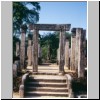 Polonnaruwa - Eingang zum Hatadage-Tempel, hinten eine Königsstatue