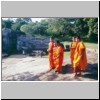 Polonnaruwa - Felsentempel Gal Vihara, junge buddh. Mönche vor den Statuen des liegenden und des stehenden Buddhas