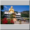 Dambulla - Tempelanlagen des Höhlentempels, der neue Goldene Tempel am Fusse des Felsmassivs