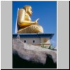 Dambulla - Tempelanlagen des Höhlentempels, sitzender Buddha auf dem Dach des Goldenen Tempels