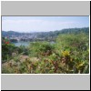 Kandy - Blick von einem Aussichtspunkt im Süden der Stadt auf das Zentrum mit dem See Muhada Wewa (Kandy Lake)