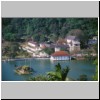Kandy - Blick von einem Aussichtspunkt im Süden der Stadt auf das Zentrum mit dem See Muhada Wewa und dem Zahntempel (Dalada Maligawa)