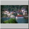 Kandy - Blick von einem Aussichtspunkt im Süden der Stadt auf das Zentrum mit dem See Muhada Wewa und dem Zahntempel (Dalada Maligawa)