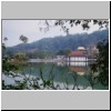 Kandy - Blick vom Südufer des Sees Muhada Wewa auf den Zahntempel (Dalada Maligawa)