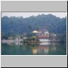 Kandy - Blick vom Südufer des Sees Muhada Wewa auf den Zahntempel (Dalada Maligawa)