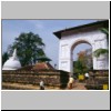 Kandy - ein Torbogen und eine Dagoba westlich des Zahntempels