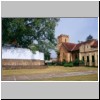 Kandy - rechts die St. Pauls Kirche, links ein heiliger Bo-Baum (westlich des Zahntempels, am Hindu-Tempel Patini-Devale)