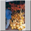 unterwegs von Pinawella nach Peradeniya - ein Früchtestand am Straßenrand mit u.a. King-Coconuts und roten Bananen