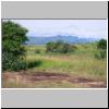 Udawalawe Nationalpark - Savannenlandschaft mit Bergen im Hintergrund