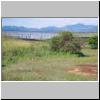 Udawalawe Nationalpark - typische Landschaft, im Hintergrund der östliche Rand des Udawalawe-Stausees und Berge im Nordwesten
