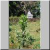Hinterland von Bentota - eine kleine Buddhastatue am Waldrand in der Nähe einer Dorfschule