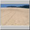 Bentota - am Strand, hinten eine felsige Halbinsel an der Mündung des Bentota-Flusses bei Beruwala