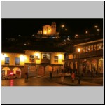 Gebäude am Plaza de Armas und eine dahinter stehene Kirche, Cusco