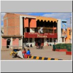 Rathaus in Pucara mit einem großen Stier (diese in ganz Peru populären Glücksbringer werden hier hergestellt)