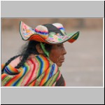 eine Frau vor dem Rathaus in Llachon, Capachica-Halbinsel am Titicaca-See