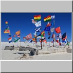 internationale Flaggen am Salzhotel, Salar de Uyuni, Bolivien