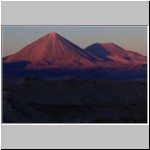 Valle de la Luna und die Vulkane Licancabur sowie Juriques beim Sonnenuntergang, Chile