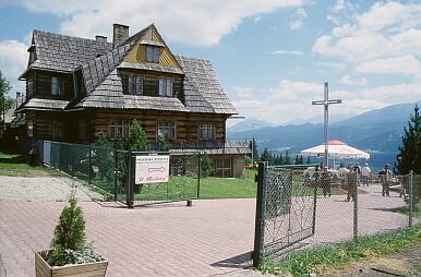 Zakopane - ein Haus auf dem Berg Gubalówka, im Hintergrund das Tatra-Gebirge