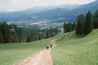 Zakopane - Seilbahn auf der Wiese Polana Szymoszkowa, Blick nach Süden auf die Stadt und das Tatra-Gebirge