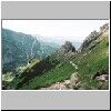 Abstieg von Giewont über den Paß Przelecz Kondracka in Richtung des Paßes Przelecz w Grzybowcu (Blick nach Westen), rechts Maly Giewont (Kleiner Giewont)