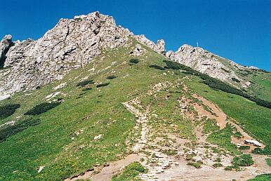 Abstieg von Giewont über den Paß Przelecz Kondracka zum Paß Przelecz w Grzybowcu und ins Tal Dolina Strazyska; Blick vom sog. Sattel (Siodlo) zurück (nach Osten) auf den Giewont (hinten, mit dem Kreuz)