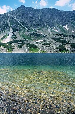 im Tal Dolina Pieciu Stawów Polskich (Tal der Fünf Polnischen Teiche) - der Przedni Staw (Vorderer Teich) und der Gipfel von Opalony Wierch (2115 m)