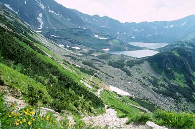 Unterwegs vom Tal Dolina Pieciu Stawów Polskich (vom Teich Przedni Staw) nach Osten ins Tal Dolina Rybiego Potoku (zum Bergsee Meeresauge) - Blick aus der Nähe von Swistowa Czuba nach Südwesten auf die Teiche Przedni Staw (vorne) und Wielki Staw