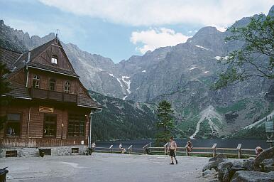 eine Herberge (Schutzhütte) am Bergsee Morskie Oko ("Meeresauge")