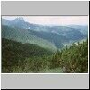 Unterwegs von Kuznice zum Tal Dolina Gasienicowa - Blick von unterhalb des Passes Przelecz miedzy Kopami (1499 m) nach Nordwesten, links der Berg Giewont, rechts unten das Tal Dolina Jaworzynka