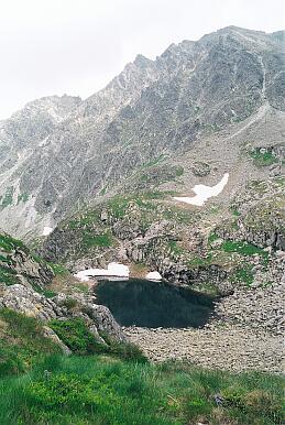 Aufstieg vom Tal Dolina Stawów Gasienicowych zum Paß Zawrat, Blick nach Nordosten auf den Teich Zmarzly Staw