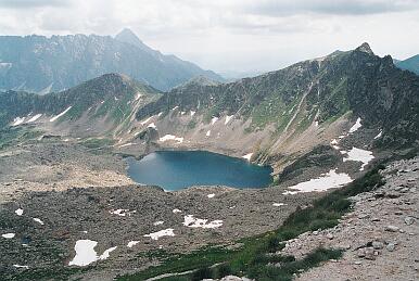 Blick vom Paß Zawrat (2159 m) nach Süden ins Tal Dolina Pieciu Stawów Polskich, unten der Teich Zadni Staw Polski, entlang des Berggrats dahinter - die Grenze zur Slowakei