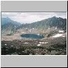 Blick vom Paß Zawrat (2159 m) nach Süden ins Tal Dolina Pieciu Stawów Polskich, unten der Teich Zadni Staw Polski, entlang des Berggrats dahinter - die Grenze zur Slowakei